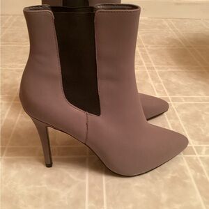 CHARLES DAVID! Beautiful Women's Ankle Boots in Lavender Leather.